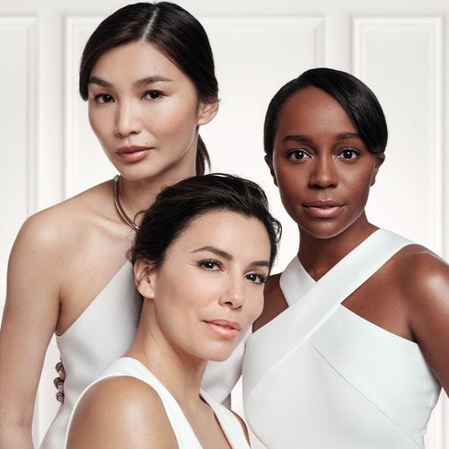 Mujeres utilizando True Match como base de maquillaje